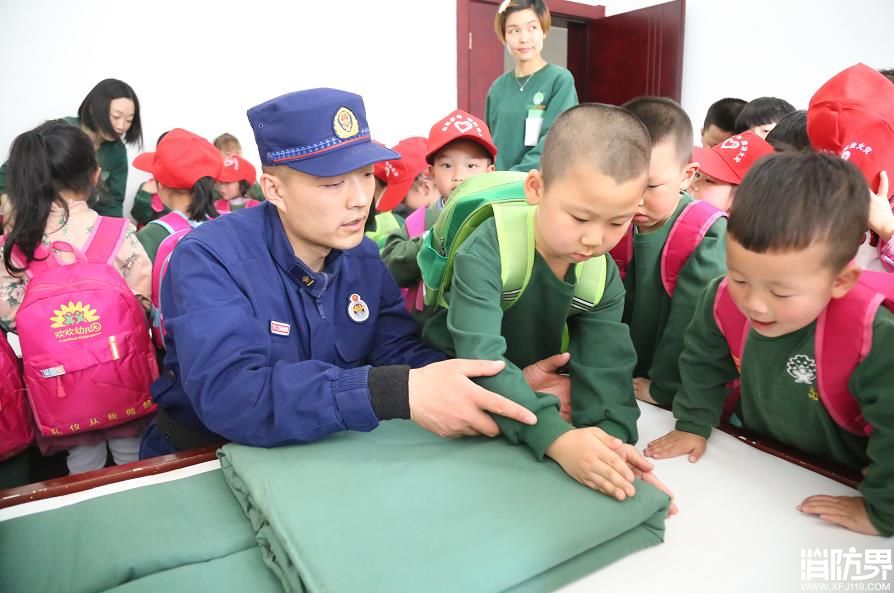 湖北建始：萌娃进红门 ---- “消防员叔叔注意安全呀！”