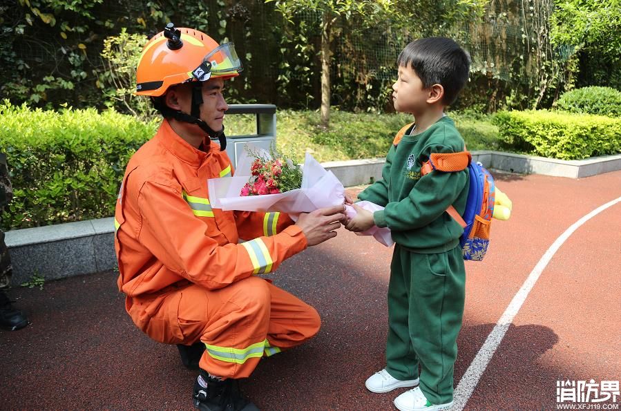 湖北建始：萌娃进红门 ---- “消防员叔叔注意安全呀！”