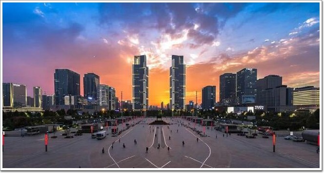 25亿建起中原最高“双子塔”，绿地中心成就郑州新地标
