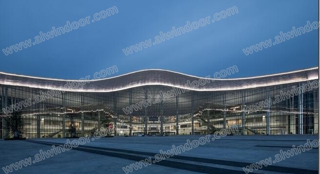 中国西部国际博览城18×58米大跨空间玻璃幕墙系统设计解析