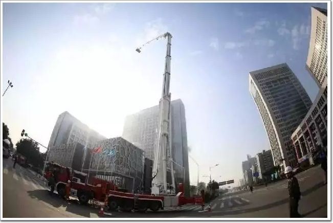 超高层幕墙发生火灾，难道要靠人来浇灭？