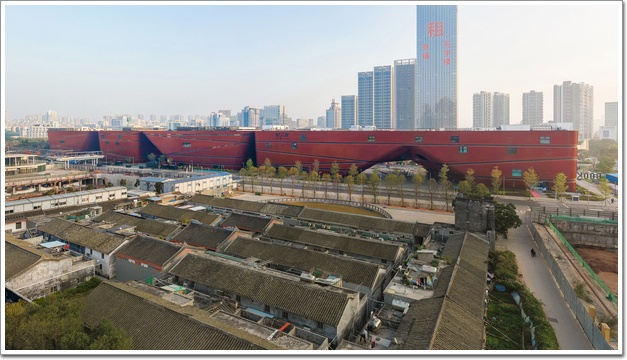 龙岗新文化中心，膜结构+红色金属幕墙打造“躺着的摩天大楼”