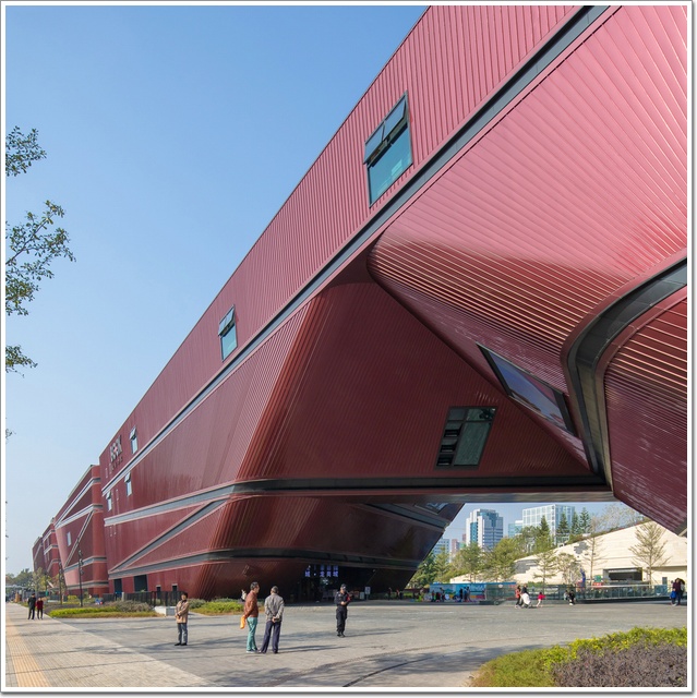 龙岗新文化中心，膜结构+红色金属幕墙打造“躺着的摩天大楼”