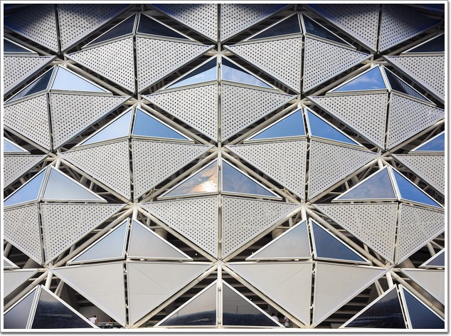 咸阳奥体中心，玻璃幕墙+穿孔铝板打造巨型“万花筒”