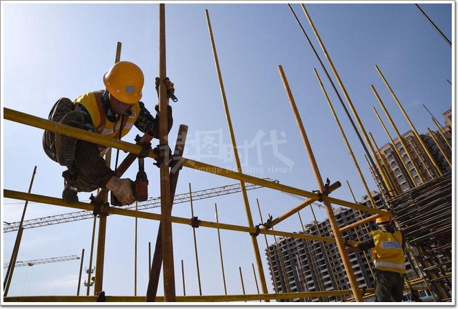 让我们一起向劳动者致敬，一起向建筑工人致敬！