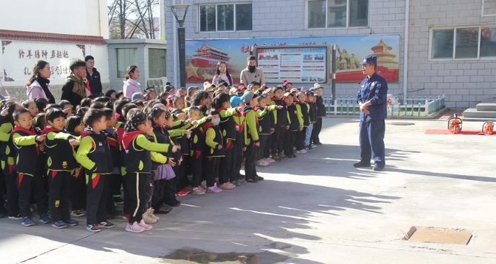 幼儿园师生参观甘南消防中队