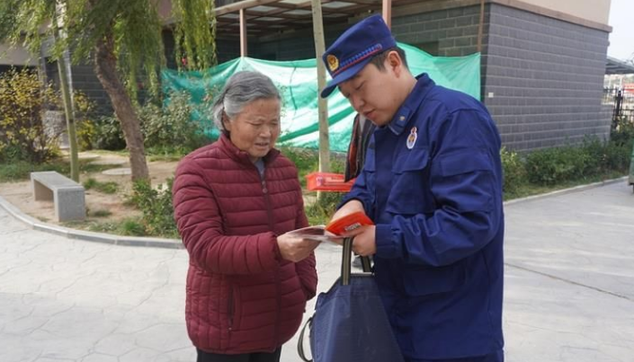 走进社区为居民传授“防火经”