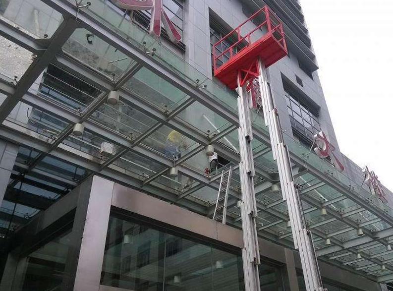玻璃幕墙施工临边高空作业的安全防护要求